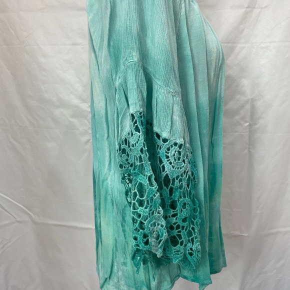 3/$35 Avenue green ombré top. 14/16 - Picture 2 of 4